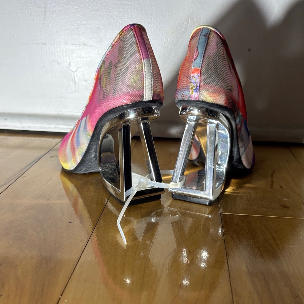 NWT Gianni Bini Pamalaa Printed Mesh Architectural Wedge Pumps - Picture 6 of 6